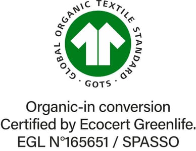GOTS-certificering (Global Organic Textile Standard), de strengste certificering voor textiel gemaakt van biologische vezels, die het volledige proces bestrijkt – van de verwerking van de biologische vezel tot een ecologisch en sociaal verantwoorde productie. Gecertificeerd door Ecocert Greenlife.
