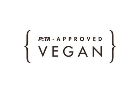 El logotipo “PETA-Approved Vegan” se utiliza para destacar las prendas fabricadas con alternativas veganas a los materiales de origen animal, como el cuero, la piel, la seda o las plumas. Este logotipo permite a los consumidores identificar de un vistazo los productos veganos y tomar decisiones acordes con sus valores.