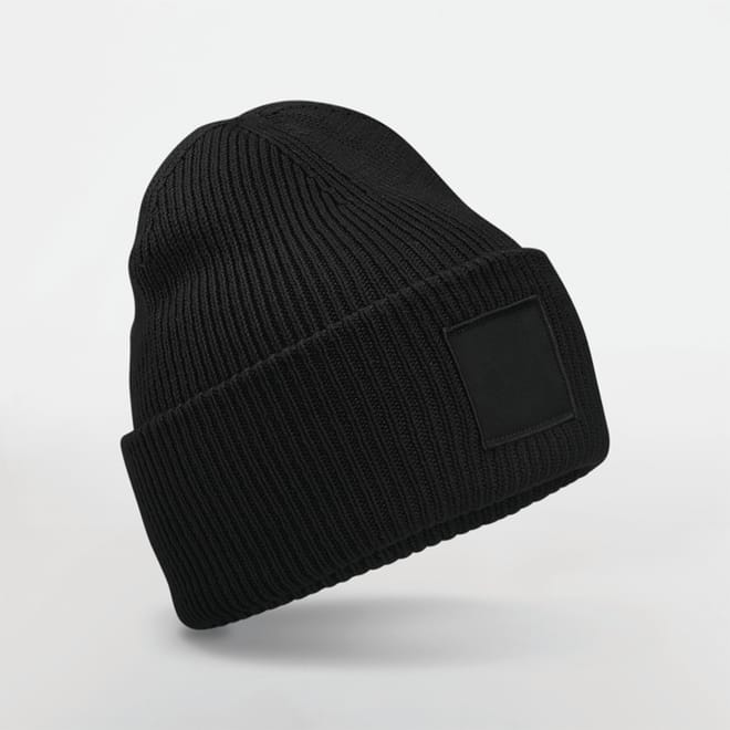 Gorro con solapa ancha y parche a tono