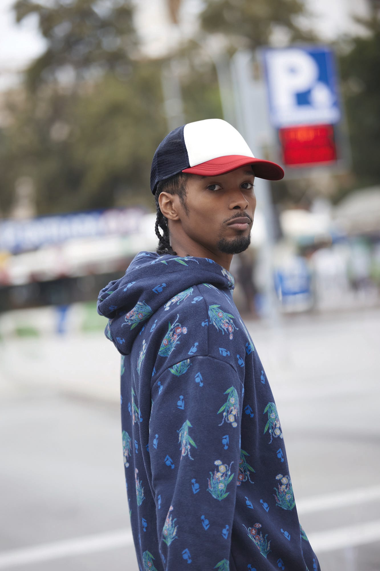 Boné trucker com 5 painéis multicolorido