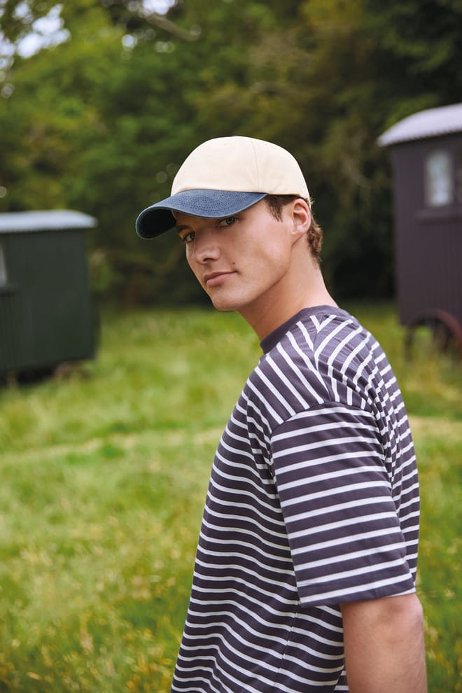 Compact vintage cap with contrast peak