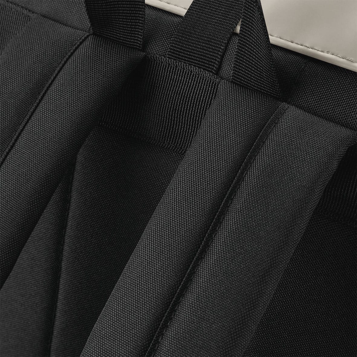 Sac à dos avec rabat roll-top en polyuréthane mat