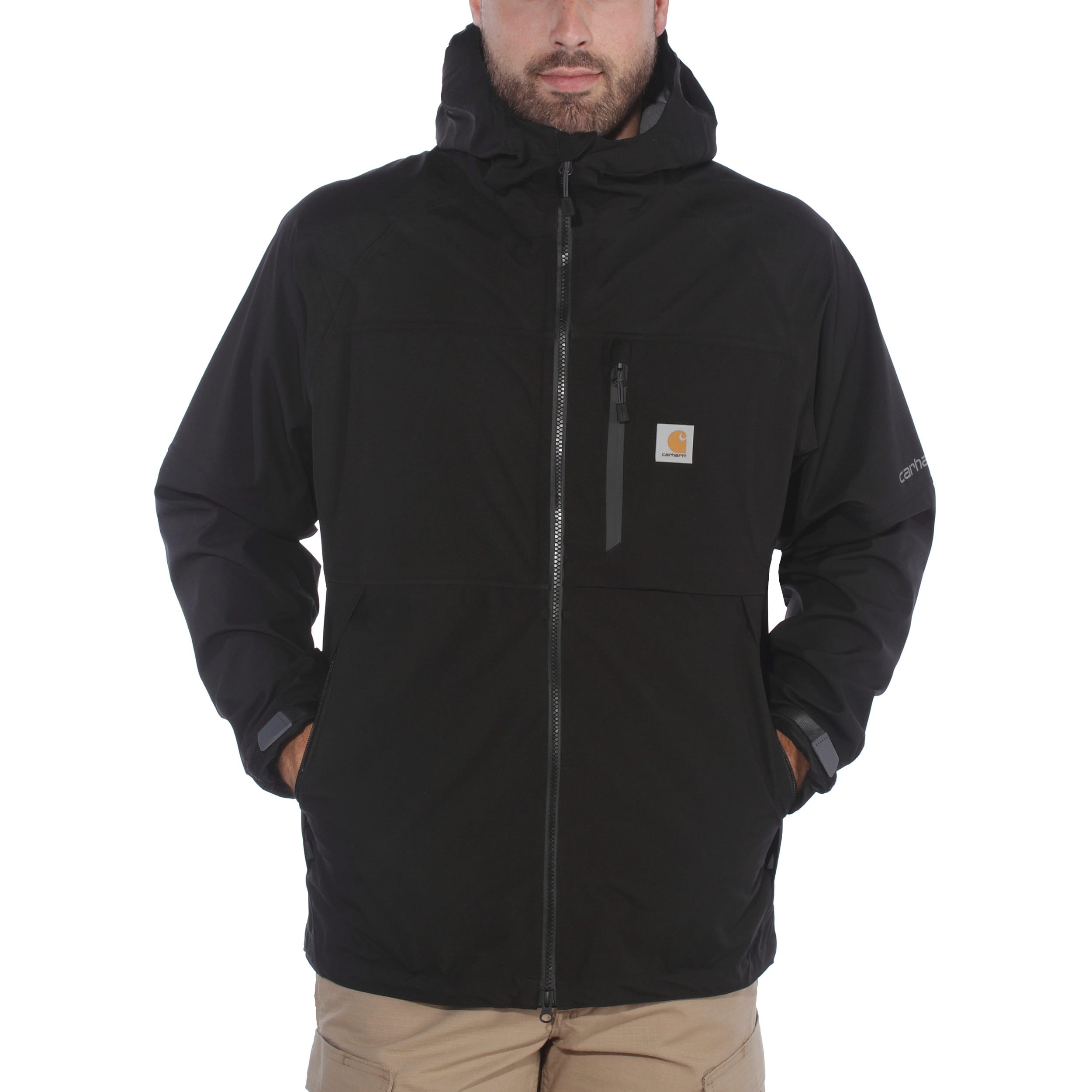 veste imperméable noire fullzip multipoches portée par un homme avec les mains dans les poches