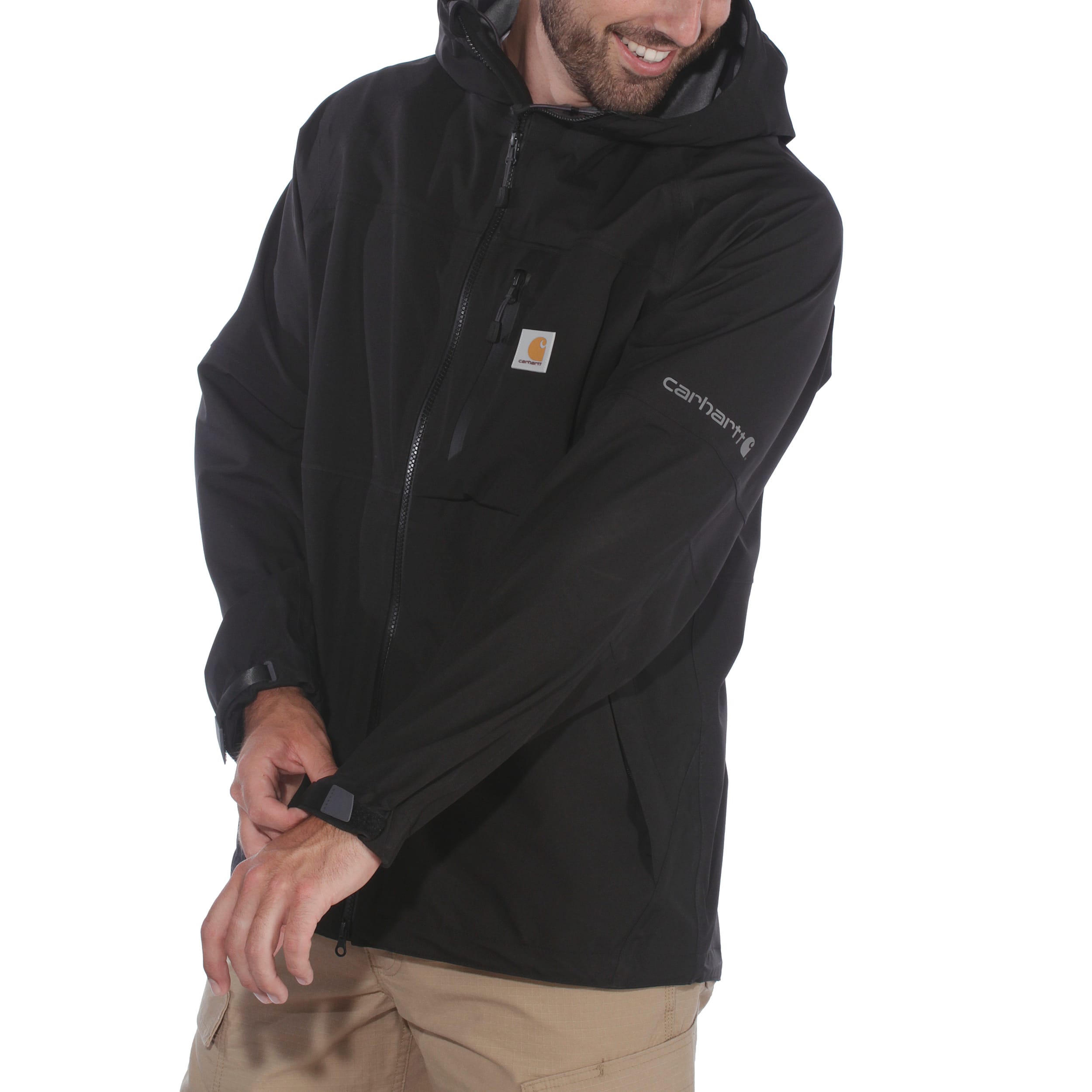 veste imperméable noire fullzip multipoches portée par un homme