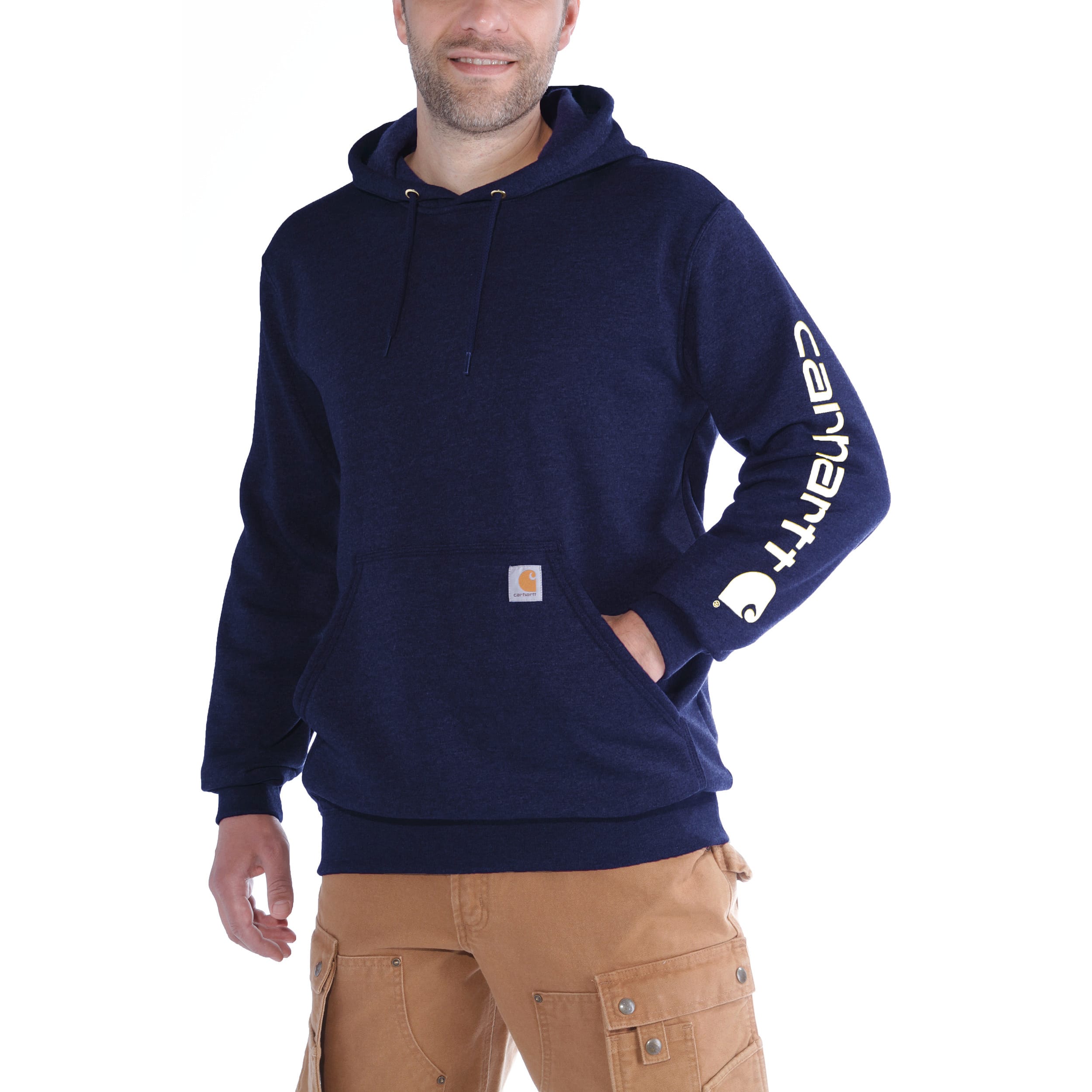 sweat-shirt bleu foncé poche kangourou à capuche avec logo Carhartt blanc sur la manche gauche porté par un homme