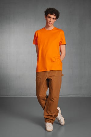 T-shirt homme classique porté par un homme, en pied