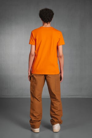 T-shirt homme classique porté par un homme, de dos