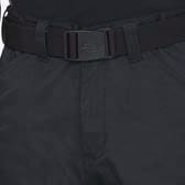 ceinture noire avec boucle ton sur ton portée avec un pantalon noir