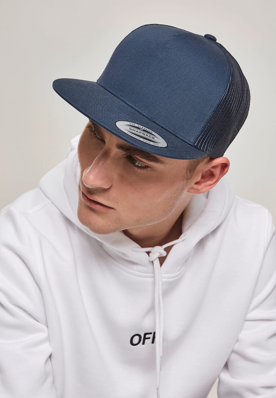 casquette gris foncé avec arrière de la tête en maillage assorti porté par un homme