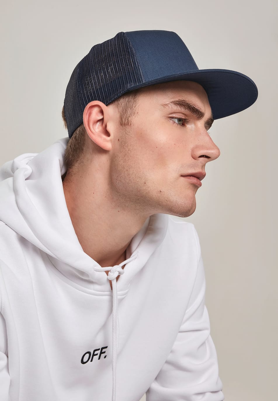 casquette gris foncé avec arrière de la tête en maillage assorti porté par un homme de profil