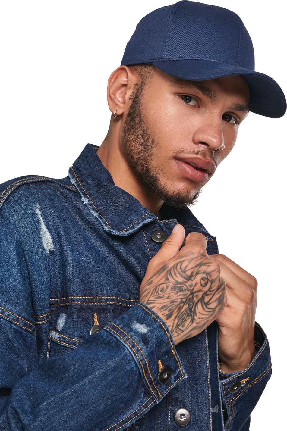 casquette à visière incurvée bleu foncé portée par un homme tatoué