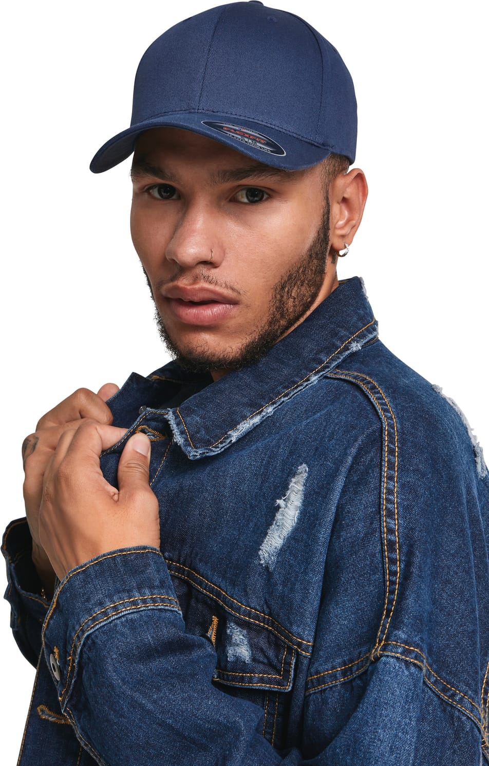 casquette à visière incurvée bleu foncé portée par un homme