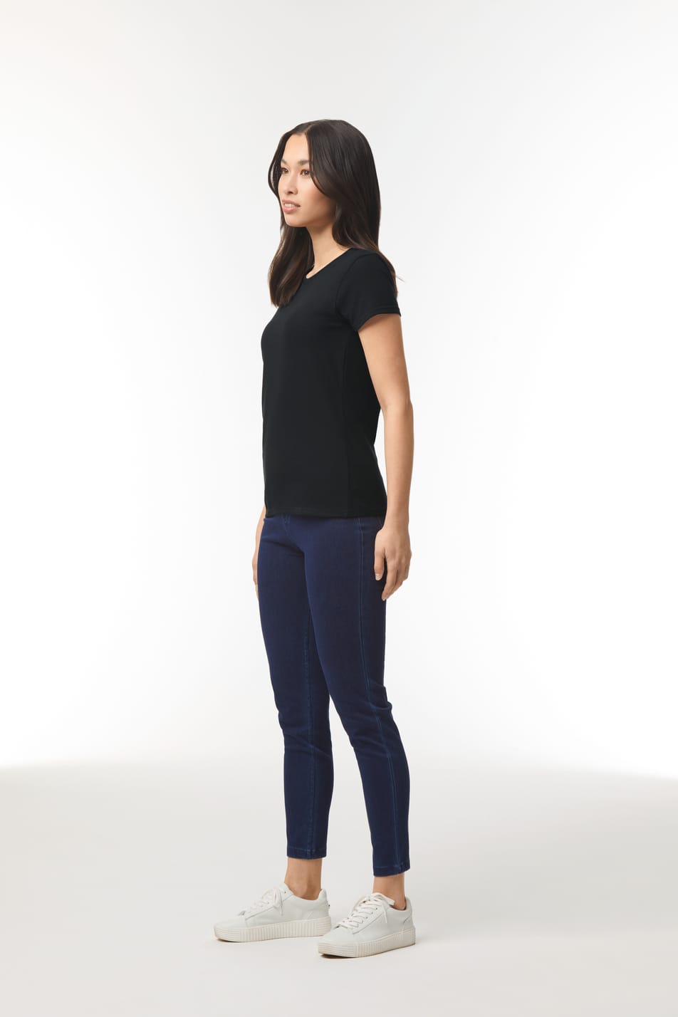 t-shirt noir manches courtes coupe légèrement cintrée col rond porté par une femme de profil