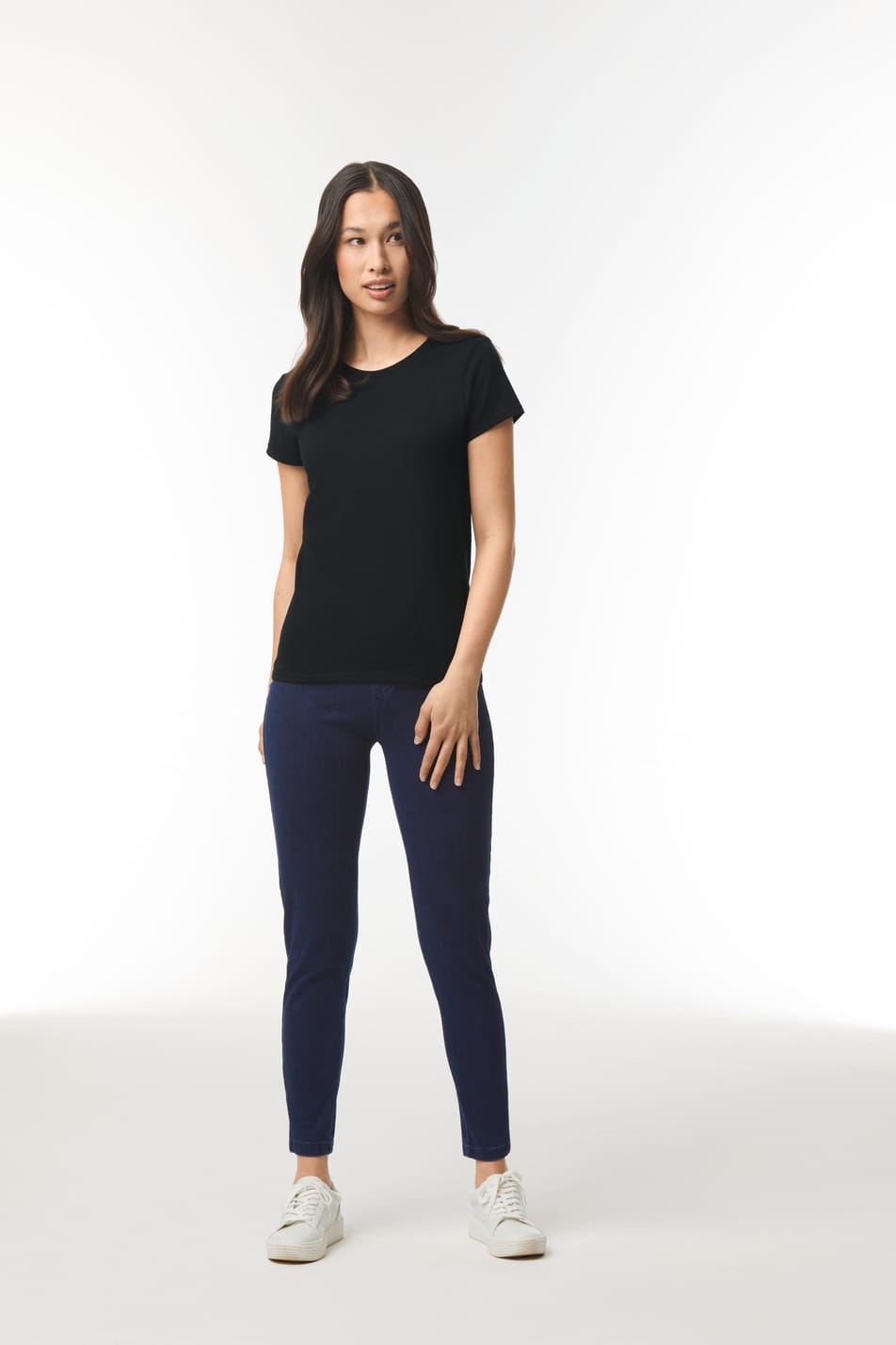 t-shirt noir manches courtes coupe légèrement cintrée col rond porté par une femme