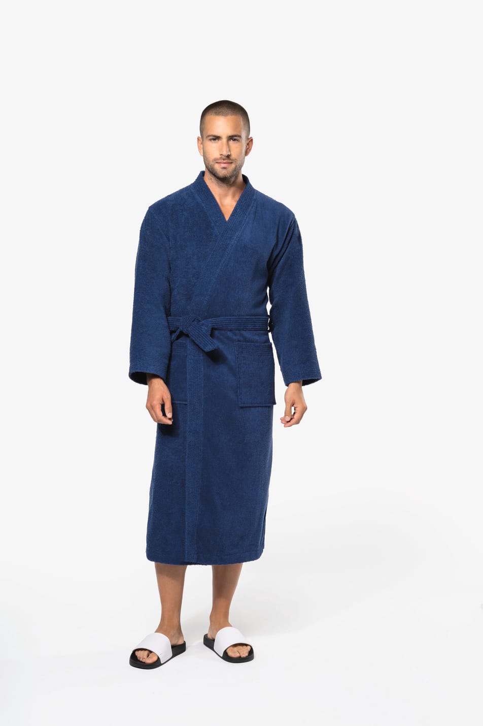 Homme brun rasé  qui porte un peignoir col kimono Navy.
