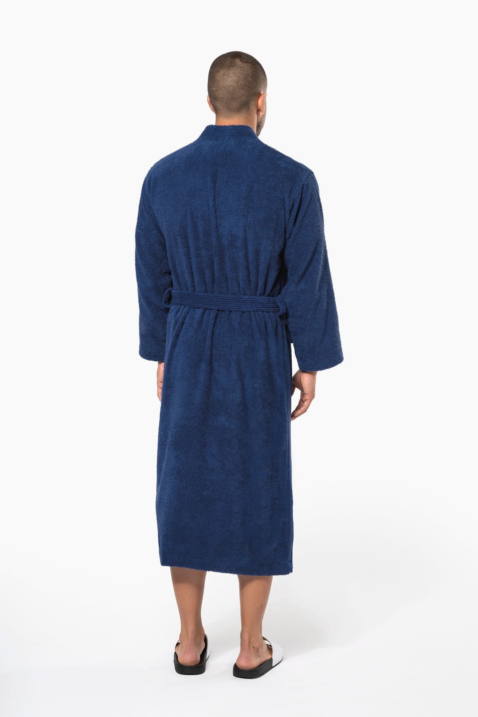 Homme brun rasé  qui porte un peignoir col kimono Navy.