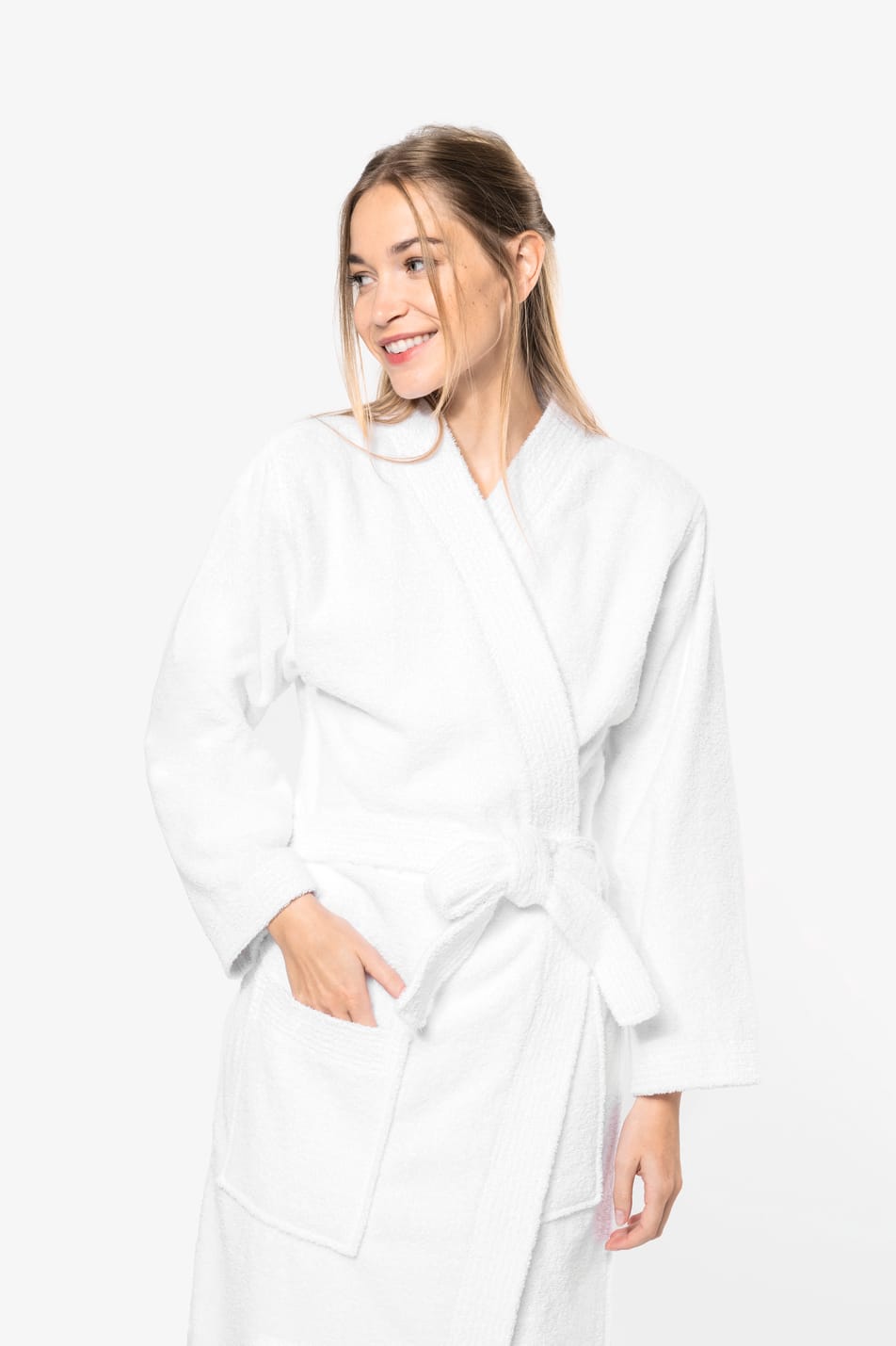 Femme blonde cheveux longs attachés  en demi-queue qui est vêtue d'un peignoir col kimono White.