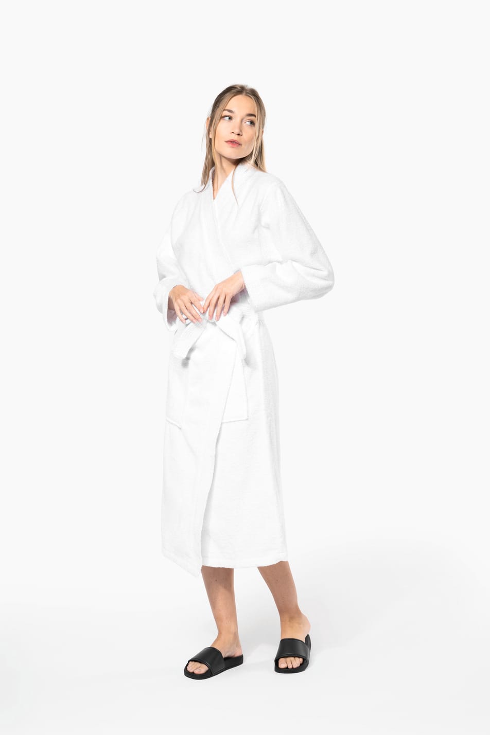 Femme blonde cheveux longs attachés  en demi-queue qui est vêtue d'un peignoir col kimono White.