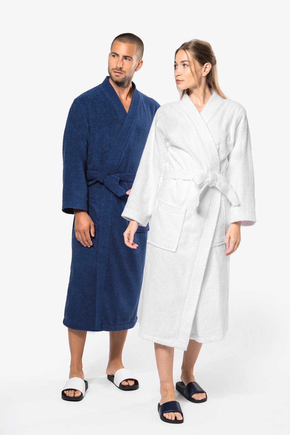 Femme blonde cheveux longs et homme brun rasé qui portent des peignoirs col kimono White et Navy.
