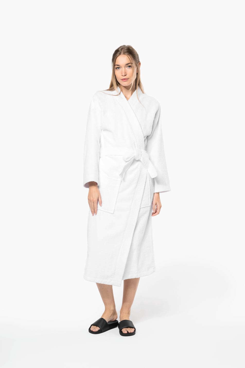 Femme blonde cheveux longs attachés  en demi-queue qui est vêtue d'un peignoir col kimono White.