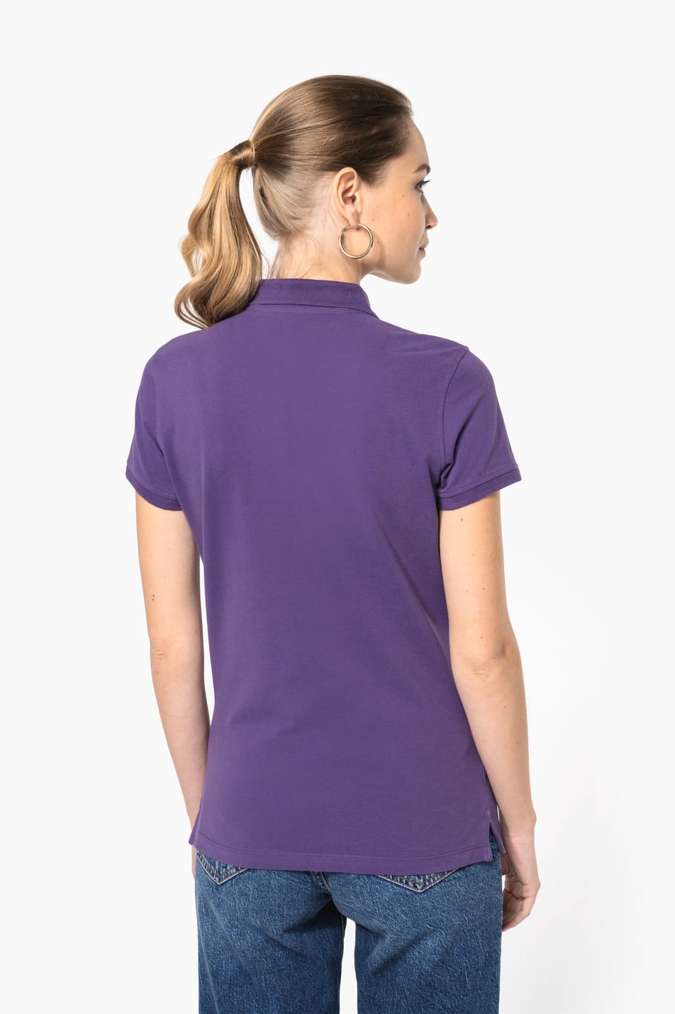 Femme blonde cheveux longs qui porte un polo piqué manches courtes Purple. 
