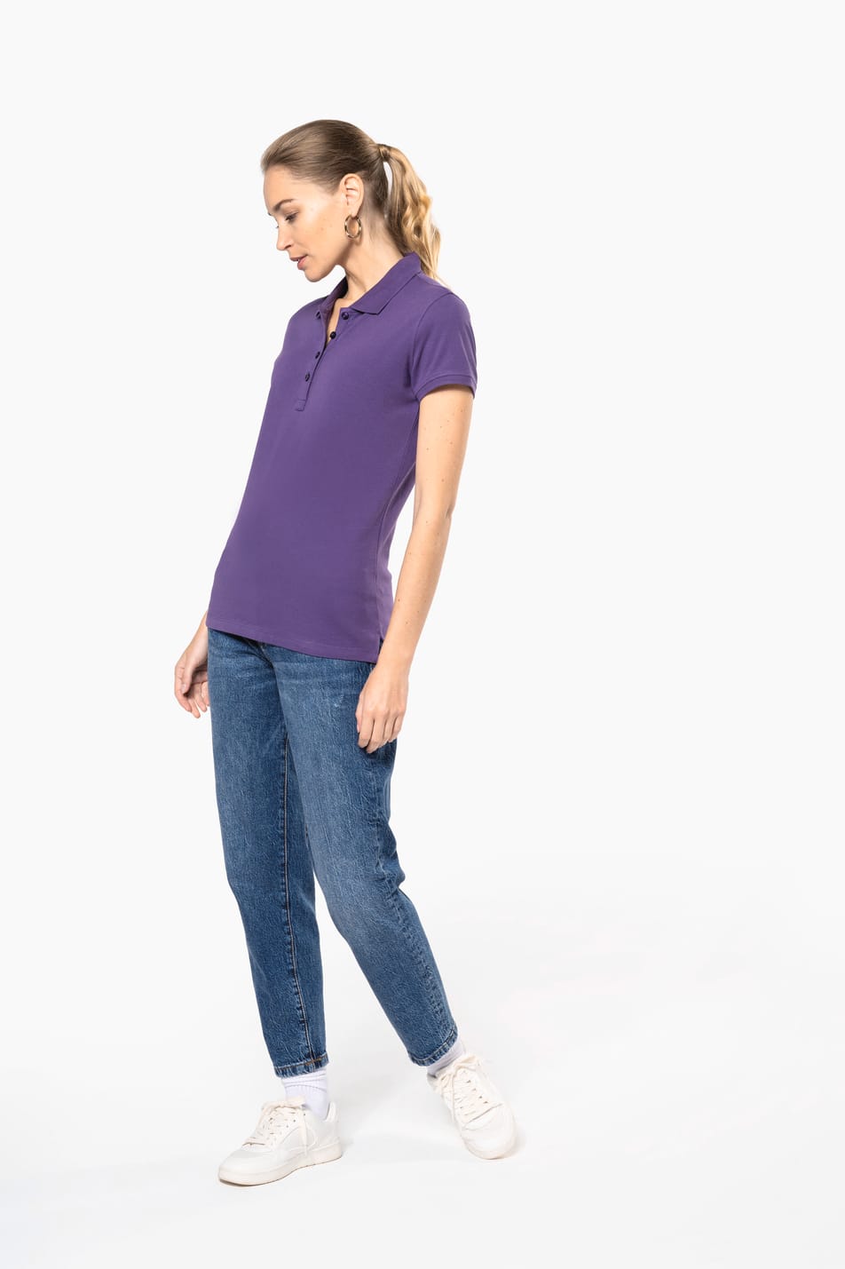 Femme blonde cheveux longs qui porte un polo piqué manches courtes Purple. 