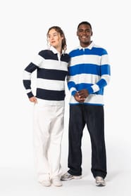 Jeune femme bouclée cheveux attachés et jeune homme brun qui portent un polo de rugby rayé.