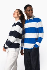 Jeune femme bouclée cheveux attachés et jeune homme brun qui portent un polo de rugby rayé.