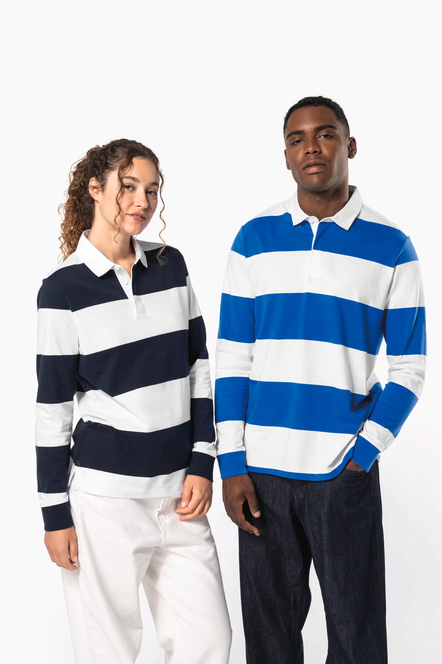 Jeune femme bouclée cheveux attachés et jeune homme brun qui portent un polo de rugby rayé.