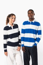 Jeune femme bouclée cheveux attachés et jeune homme brun qui portent un polo de rugby rayé.