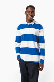 Homme brun qui porte un polo rugby rayé bleu et blanc. 