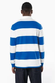 Homme brun qui porte un polo rugby rayé bleu et blanc. 