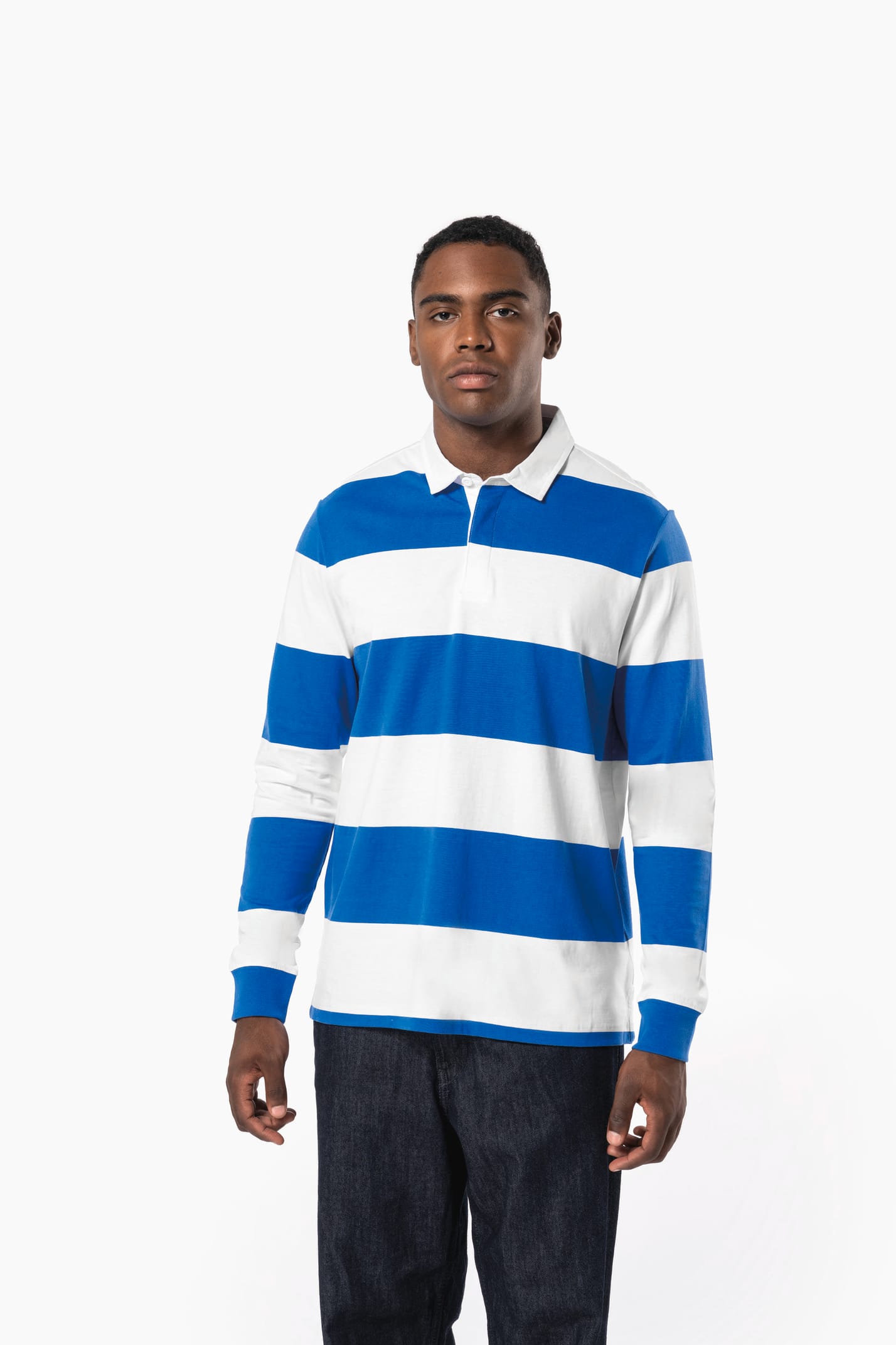Homme brun qui porte un polo rugby rayé bleu et blanc. 
