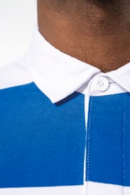 Homme brun qui porte un polo rugby rayé bleu et blanc. 