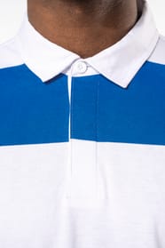 Homme brun qui porte un polo rugby rayé bleu et blanc. 
