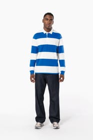 Homme brun qui porte un polo rugby rayé bleu et blanc. 