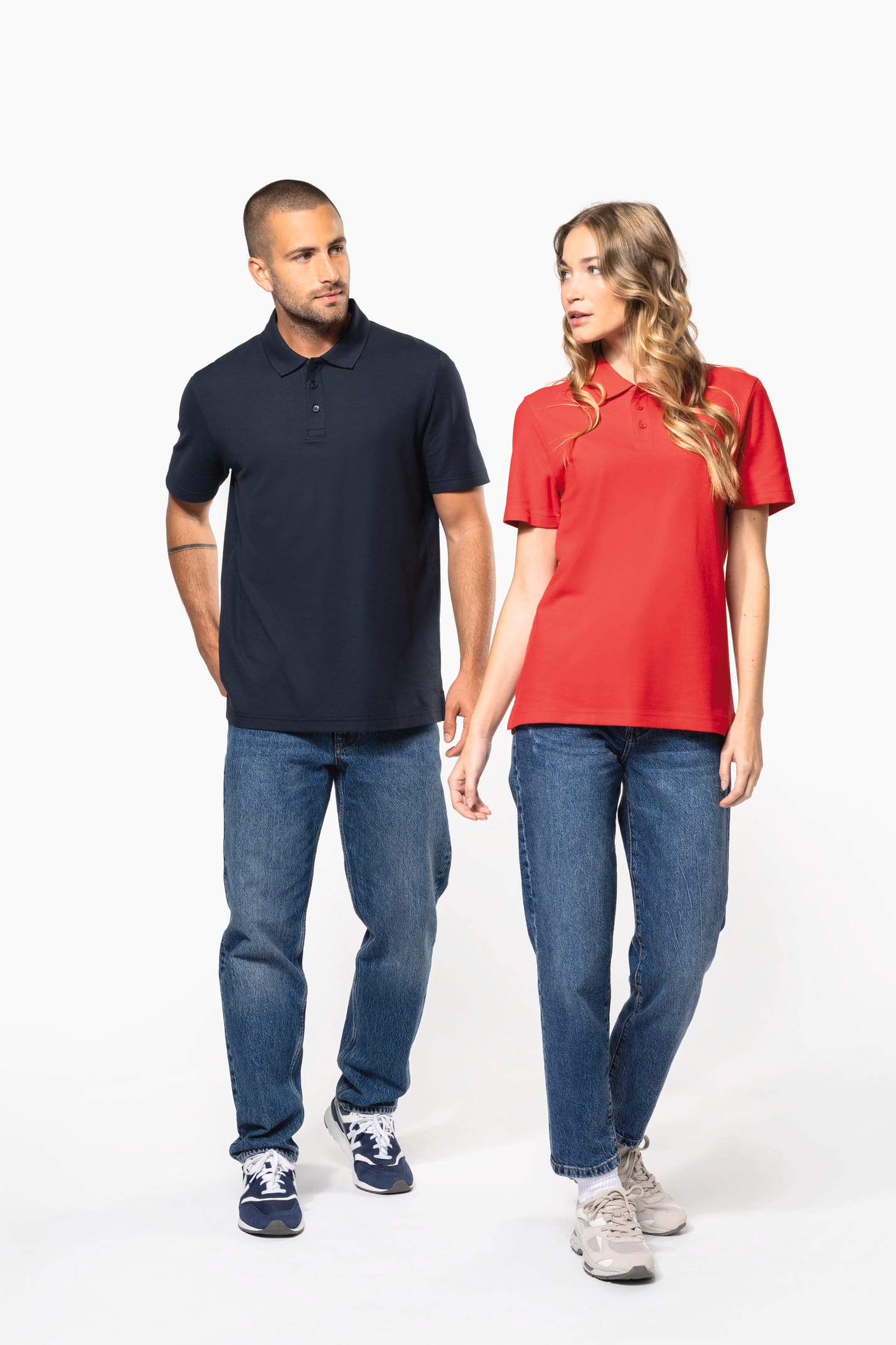 Femme et homme qui portent des polos manches courtes unisexe Red et Navy