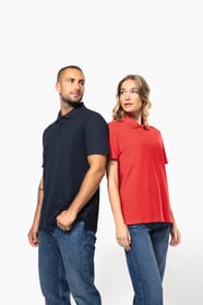 Femme et homme qui portent des polos manches courtes unisexe Red et Navy