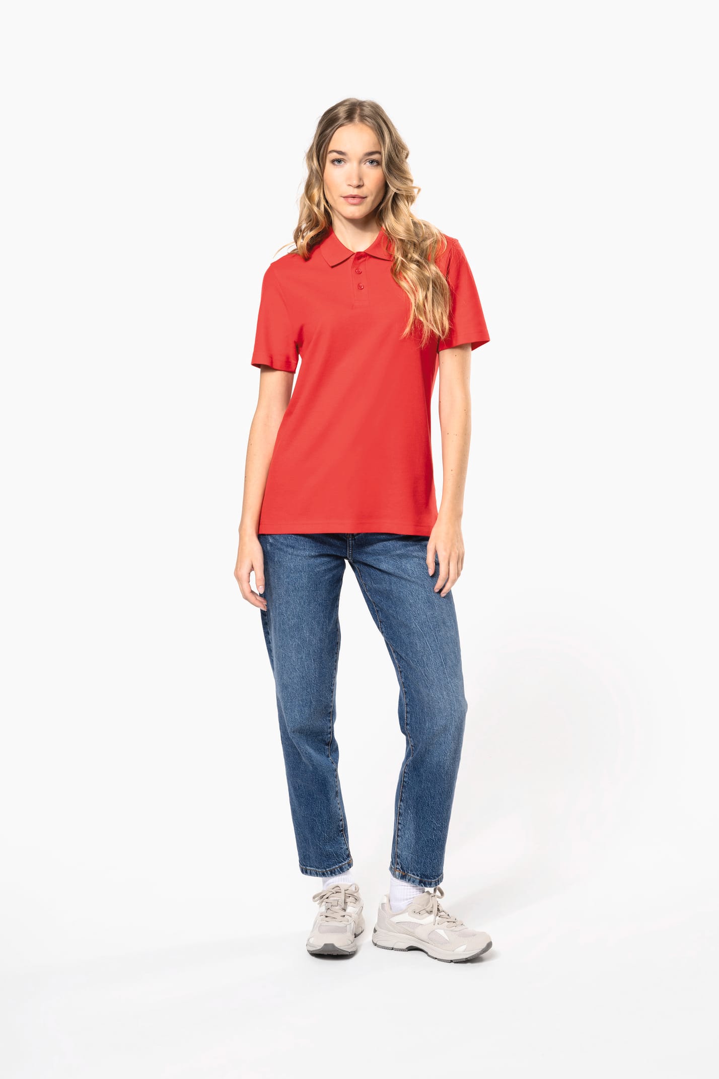 Femme qui porte un polo manches courtes Red