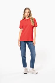 Femme qui porte un polo manches courtes Red