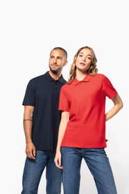 Femme et homme qui portent des polos manches courtes unisexe Red et Navy