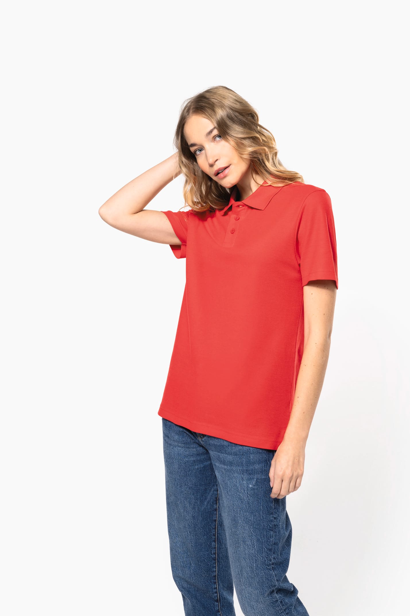 Femme qui porte un polo manches courtes Red
