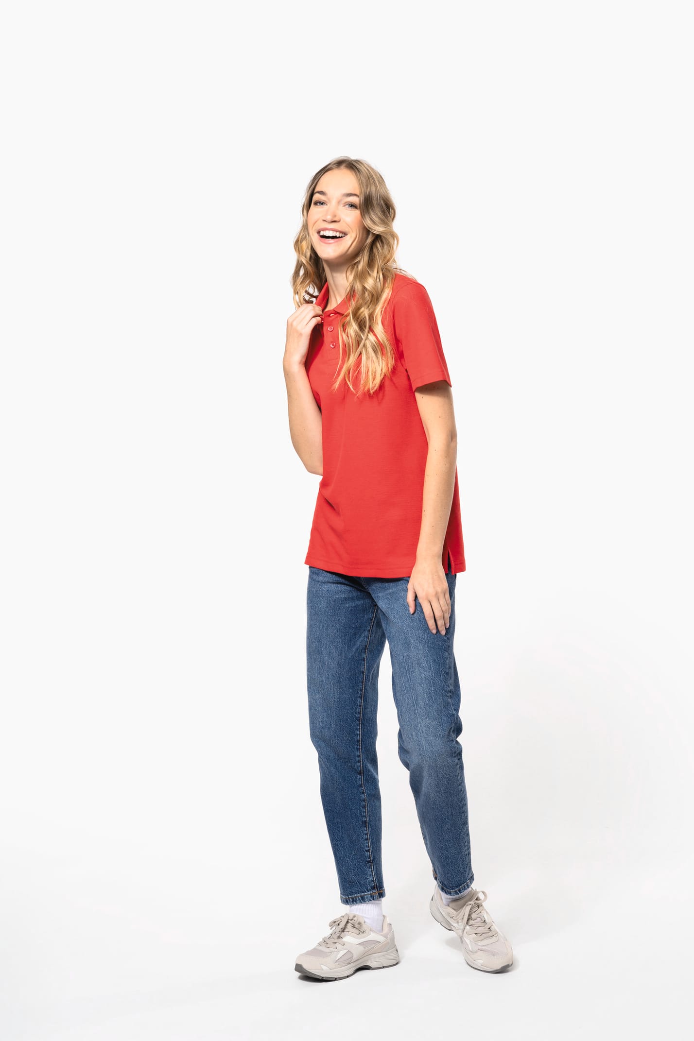 Femme qui porte un polo manches courtes Red