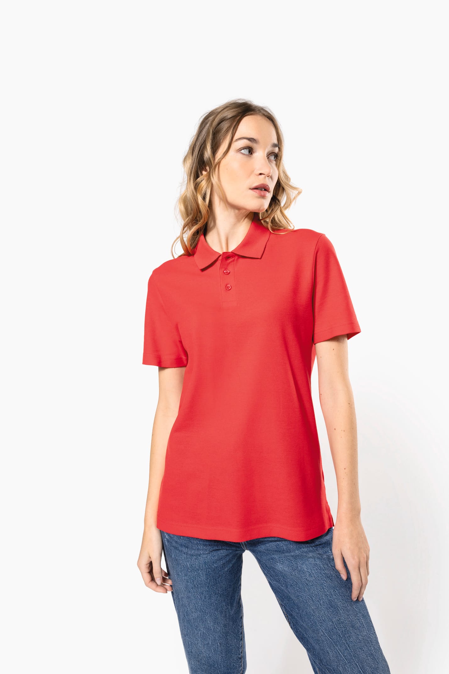 Femme qui porte un polo manches courtes Red