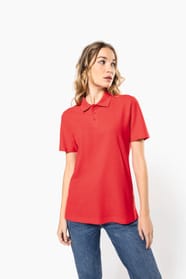Femme qui porte un polo manches courtes Red