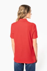Femme qui porte un polo manches courtes Red
