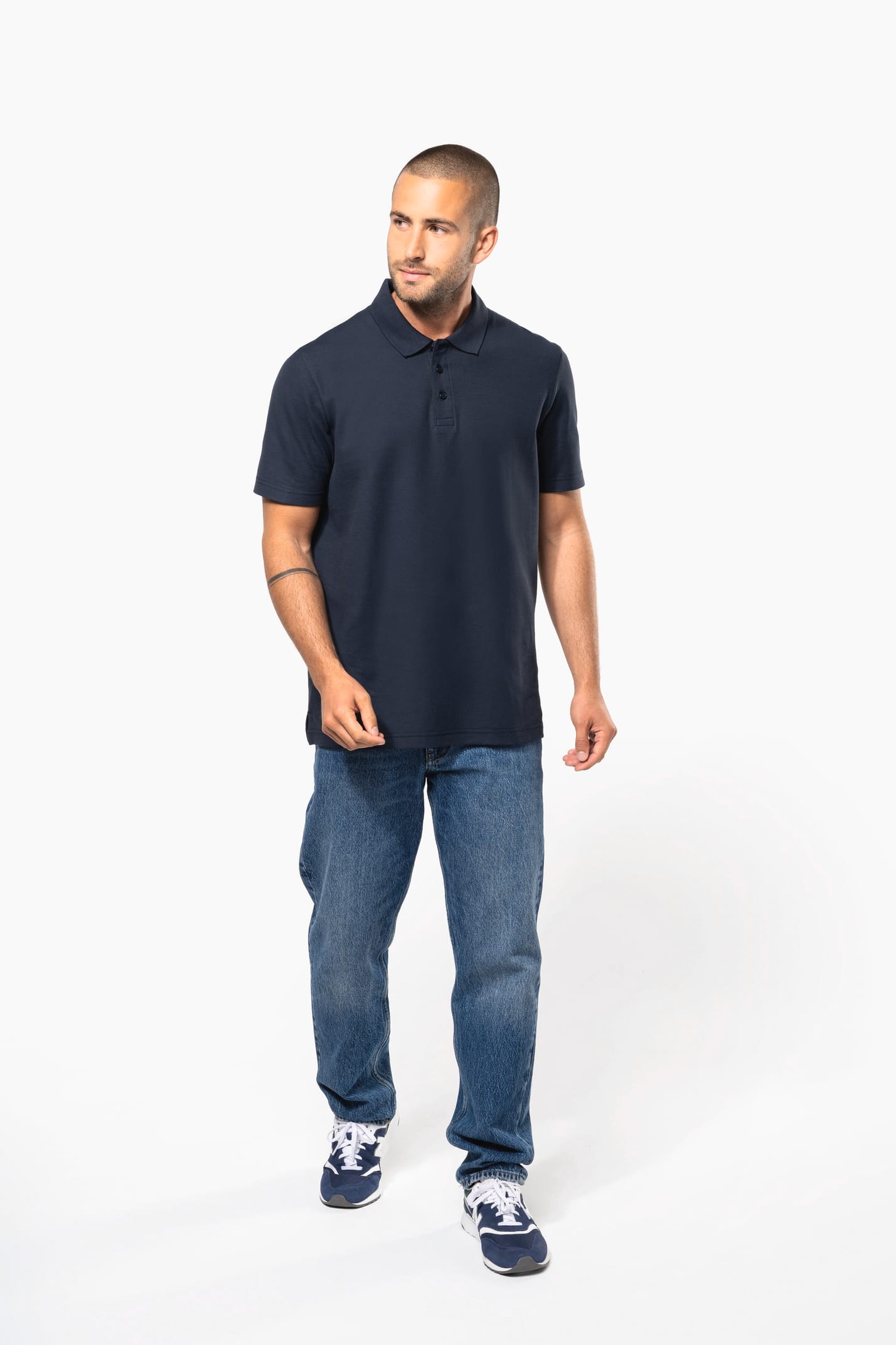 Homme qui porte un polo à manches courtes Navy