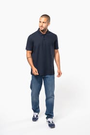 Homme qui porte un polo à manches courtes Navy
