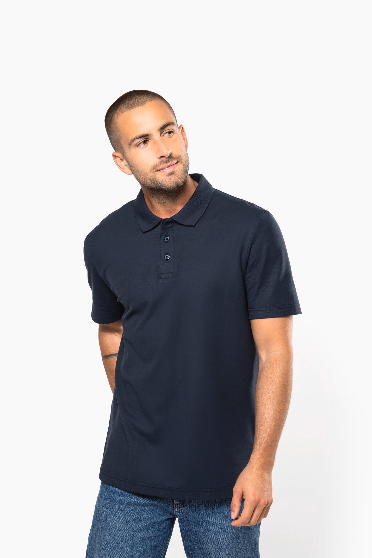 Homme qui porte un polo à manches courtes Navy