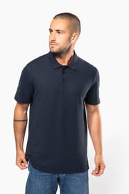 Homme qui porte un polo à manches courtes Navy